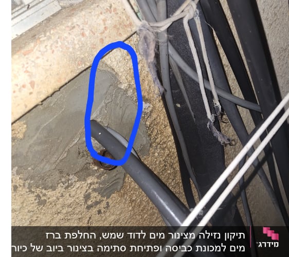 צינור אפור מחובר לקיר עם טיח